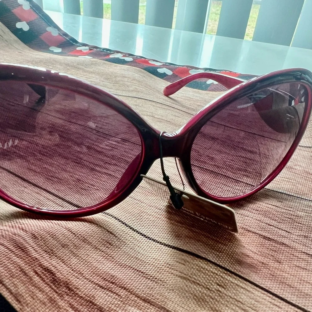 Chic Burgundy Sunglasses - Picture 1 of 4